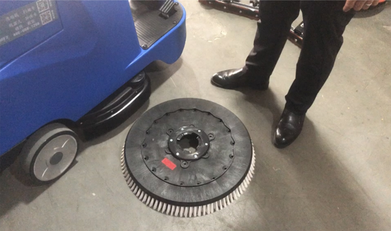 駕駛式洗地機(jī)刷盤(pán)裝卸