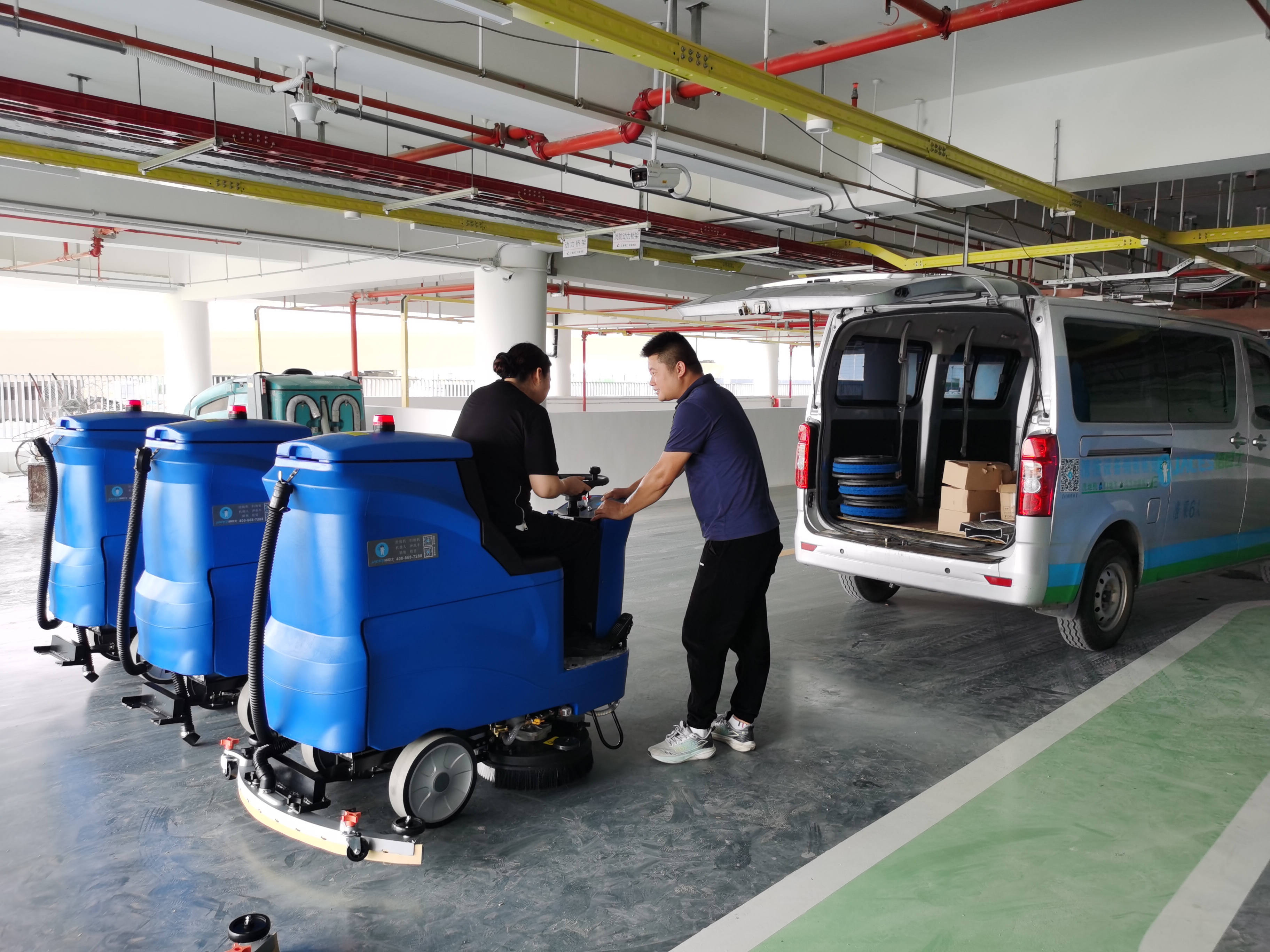 工廠倉(cāng)庫(kù)高效保潔全靠潔臣士洗地機(jī)