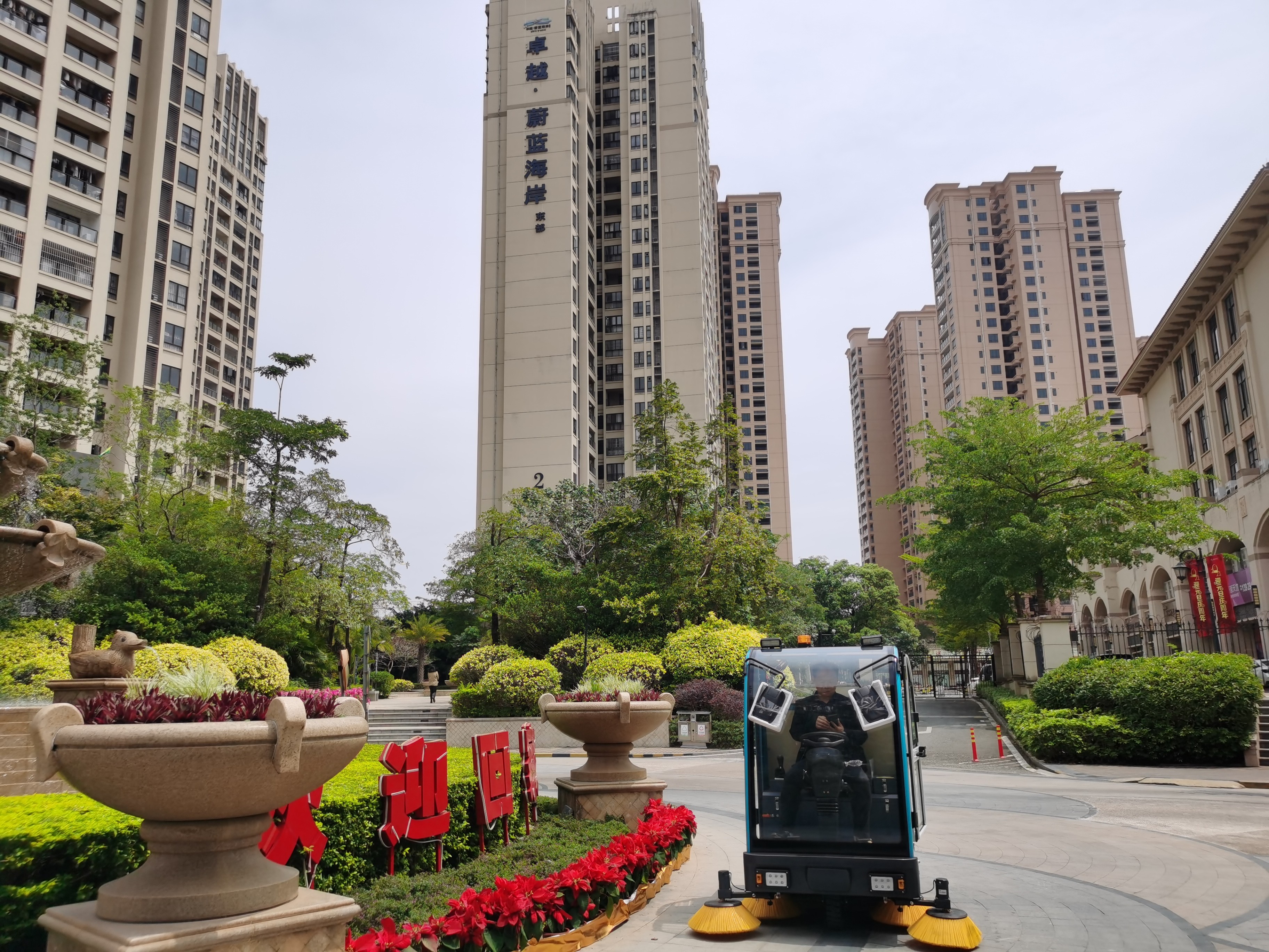 潔臣士掃地車：以機(jī)械作業(yè)替代人工，實(shí)現(xiàn)高效率清潔