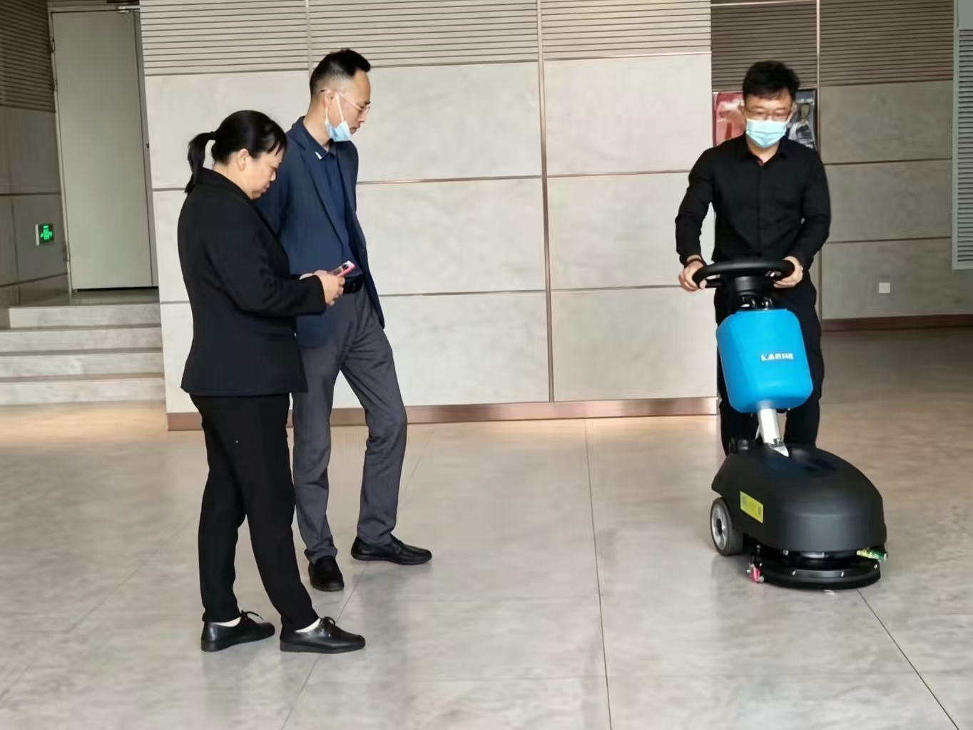 潔臣士小型洗地機